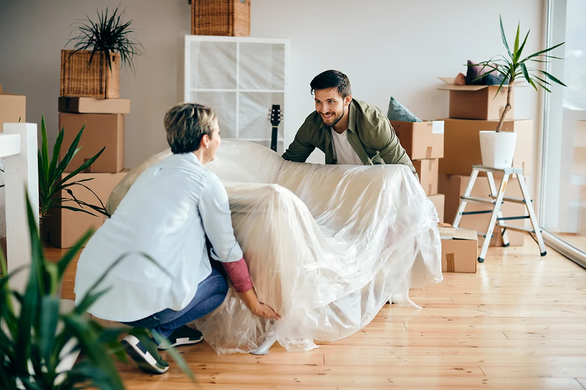 madre e hijo realizando mudanza en apartamento