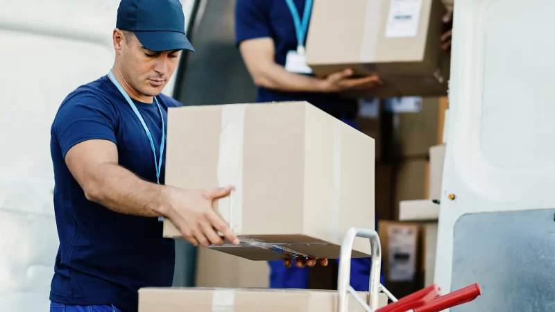 hombres descargando paquetes de una camioneta