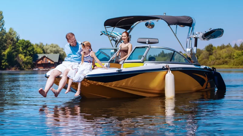 familia feliz sobre una lancha en el mar al aire libre